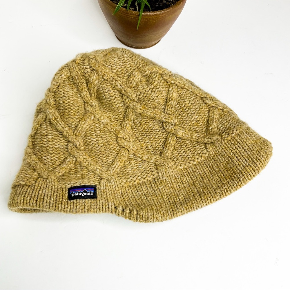 Patagonia Merino Wool Cable Knit Beanie | Women's Tan Winter Hat One Size - Picture 3 of 4